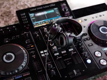 Dibalik Setiap Beat: Berikut Peralatan Wajib DJ Terkenal Dunia!