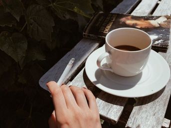 15 Kata Kata Merokok Santai dan Kopi untuk Caption Instagram