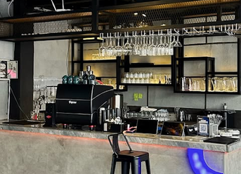 SOLO NIGHT LIFE! 🥃 Bar di Solo yang Asik Buat Chill